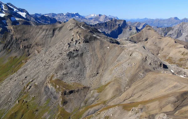 Panoramatický Výhled Krajinu Horami Popředí Dlouhými Horskými Masivy Pozadí Hoře — Stock fotografie