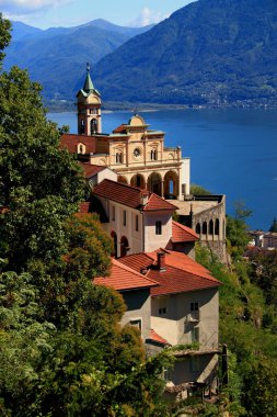 Locarno, İsviçre - 09.04.2018: Madonna del Sasso kilisesi, Lago Maggiore gölü ve güney İsviçre 'deki dağların manzaralı fotoğraf
