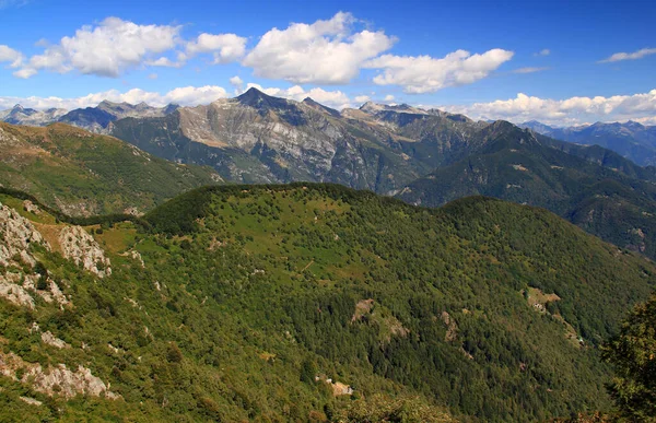 Panoramatický Výhled Krajinu Horami Zelenými Kopci Popředí Proti Modré Obloze — Stock fotografie