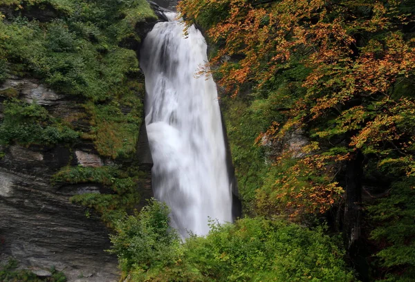 Waterval Rychenbachfall Tussen Bergen Herfst Vergeelde Bomen Bij Meiringen Zwitserland — Stockfoto