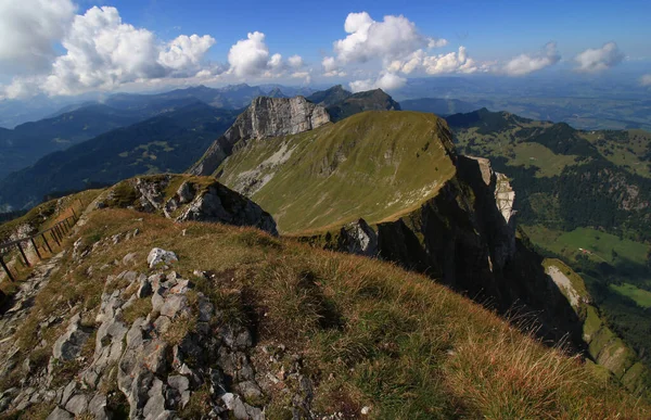 瑞士卢塞恩附近的皮拉塔斯山上 蓝天映衬着蓝天 风景秀丽 前景是一座山 后山很长 — 图库照片