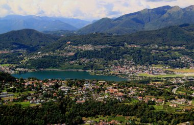 Güney İsviçre 'deki Lugano şehrindeki San Salvatore Dağı' ndan Lugano Gölü ve dağların panoramik manzarası.