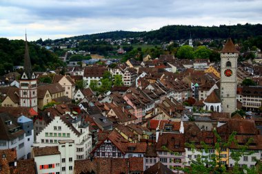 Schaffhausen kentinin panoramik manzarası Kuzey İsviçre 'de tarihi binalar ve kiliseler ile