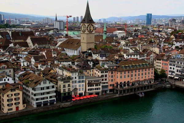 瑞士苏黎世 2018年8月30日 与圣彼得教堂合影的Limmat河景观和苏黎世市历史建筑的堤岸 — 图库照片