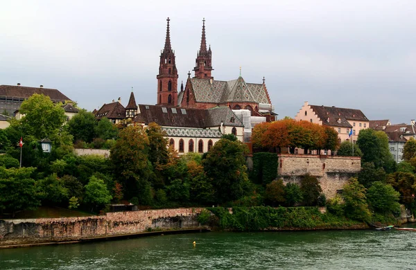 瑞士北部巴塞尔市哥特式红砖巴塞尔大教堂及瑞因河景观 — 图库照片