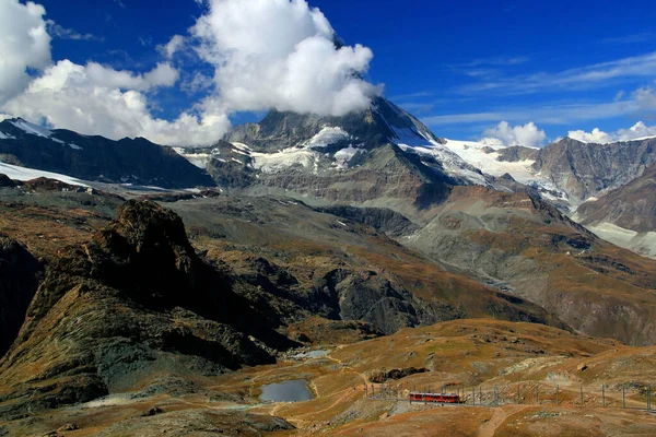 Paisagem Com Montanha Matterhorn Parcialmente Coberta Por Nuvens Pequeno Lago — Fotografia de Stock
