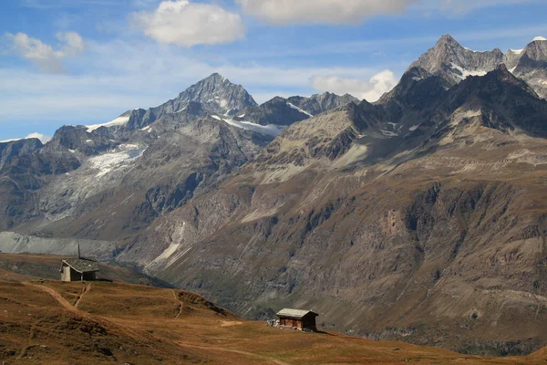 스위스 근처에 산에는 산꼭대기에 오두막들이 — 스톡 사진