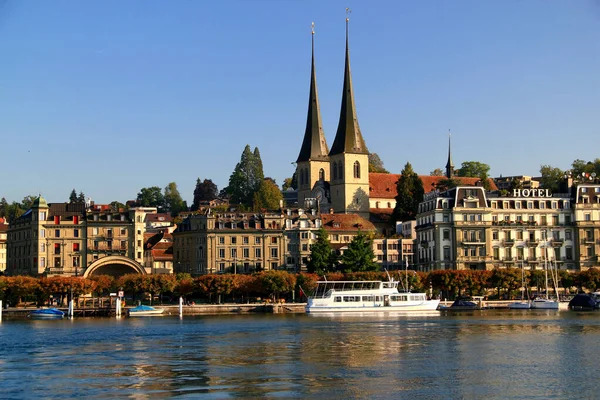 瑞士卢塞恩 2018 图片说明卢塞恩湖畔的历史建筑和旅游船的前景 — 图库照片
