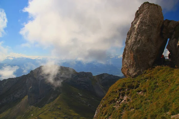 前景の山と スイスのルツェルン近郊のピラトゥス山の雲が広がる青空を背景にした長い山脈の風景 — ストック写真
