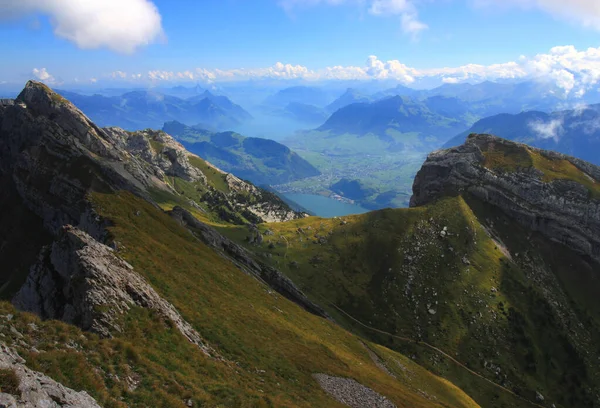 瑞士卢塞恩市附近的碧蓝的天空中 前景是一座山 后边是高山和河流 后边是湖泊 — 图库照片