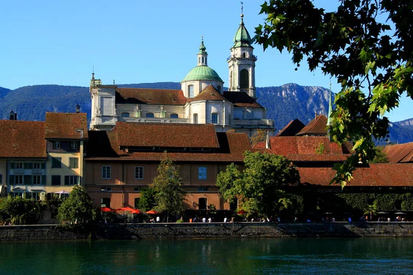 瑞士伯尔尼附近Solothurn大教堂 Are河堤和Solothurn市背景中的山脉景观 — 图库照片
