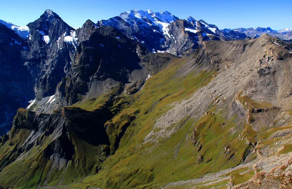 Panoramiczny Widok Krajobraz Górami Pierwszym Planie Przed Gradientowym Błękitnym Niebem — Zdjęcie stockowe