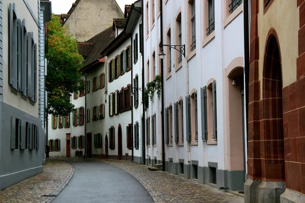 位于瑞士北部巴塞尔市历史地段的一条狭窄转弯处的街道 — 图库照片
