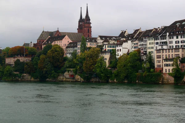 瑞士北部巴塞尔市哥特式红砖巴塞尔大教堂及瑞因河景观 — 图库照片