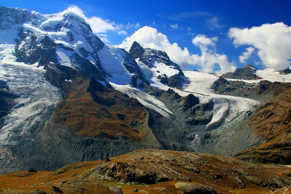 スイス南部のツェルマット近郊のGornergrat山からの山脈と雪の白いマッターホルン氷河の眺め — ストック写真