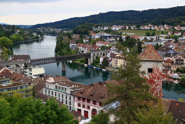 瑞士北部沙夫豪森的莱茵河 横跨莱茵河的铁桥和建筑景观 — 图库照片