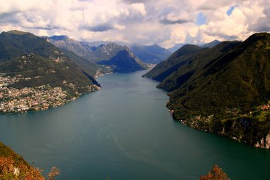 Güney İsviçre 'deki Lugano şehrindeki San Salvatore Dağı' ndan Lugano Gölü ve dağların panoramik manzarası.