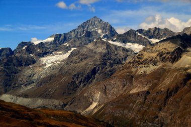 Zermatt yakınlarında, İsviçre 'nin güneyinde, Zermatt Dağı' nın tepesinde kar ve dağ kulübelerinin bulunduğu bir manzara.