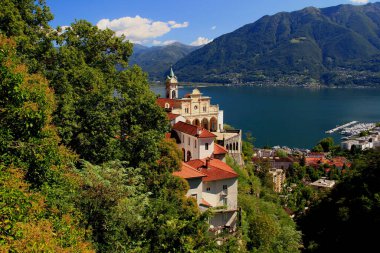 Locarno, İsviçre - 09.04.2018: Madonna del Sasso kilisesi, Lago Maggiore gölü ve güney İsviçre 'deki dağların manzaralı fotoğraf