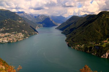 Güney İsviçre 'deki Lugano şehrindeki San Salvatore Dağı' ndan Lugano Gölü ve dağların panoramik manzarası.