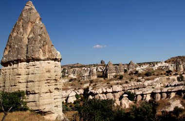 Kapadokya 'nın Goreme kenti yakınlarındaki Zemi Vadisi' nde şaşırtıcı şekilli dağlar (mantar olarak da bilinir)