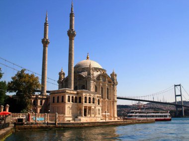İstanbul, Türkiye 'de Boğaziçi Köprüsü kıyılarında iki minaresi ve İstanbul' da bir gemisi bulunan güzel Ortakoy Camii manzarası