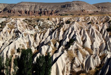 Türkiye 'nin Kapadokya kentinde, önünde kar beyazı dağları bulunan Gül Vadisi Panoraması