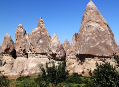 Türkiye 'nin başkenti Kapadokya' daki Goreme ve Cavusin kasabaları arasındaki Gül Vadisi 'nde (Peri Baca olarak da bilinir) mantar şeklinde pek çok kaya bulunan manzara