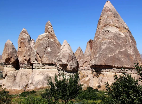 ローズバレーにあるキノコの形をした岩の多い風景 妖精の煙突とも呼ばれます トルコのカッパドキアのゴームとカヴシンの町の間 — ストック写真