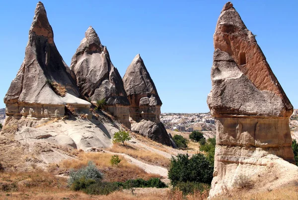 キノコの形をした山 妖精の煙突とも呼ばれる の風景で ローズバレーの近くに洞窟があり トルコのカッパドキアのゴームとカヴシンの町の間にある — ストック写真