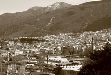 Arkasında birçok cami, hans ve Uludağ bulunan Bursa (Türkiye) panoramik manzarası sepya etkisi ile