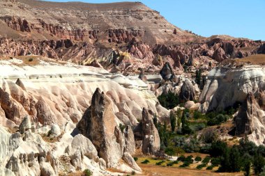 Türkiye 'nin Kapadokya kentindeki Goreme ve Cavusin kasabaları arasında Kızıl Vadi' nin kayaları olan Gül Vadisi 'nin koni şeklindeki dağlarıyla manzara