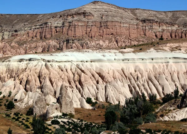 土耳其卡帕多西亚的玫瑰谷 其内部是锥形的山洞 背景是戈雷梅镇和卡武欣镇之间是红谷的岩石 — 图库照片