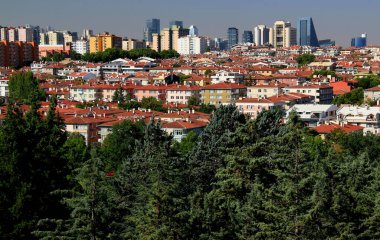 Fırtınalı bir gökyüzüne karşı yoğun yeşil çamlar ve diğer ağaçlarla Ankara 'nın (Türkiye) panoramik manzarası
