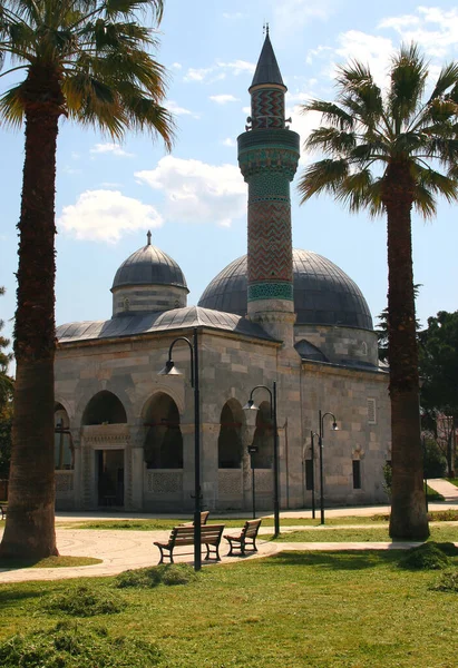 Фото Видом Мечеть Есиль Камии Зеленым Минаретом Окружении Высоких Пальм — стоковое фото
