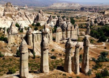 Türkiye 'nin Kapadokya kentindeki Goreme yakınlarındaki Aşk Vadisi' nde mantar şekilli dağlarla (aynı zamanda sihirli beyaz bacalar olarak da bilinir) manzara