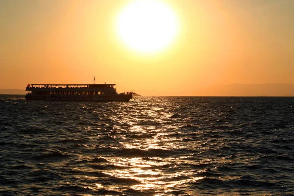 Stock image Landscape with a view of the sunset, a ship on the horizon and the waves of the Aegean Sea in the city of Izmir, Turkey