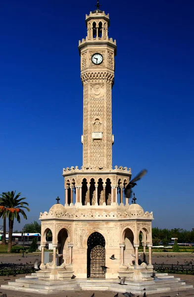 Фотография Конакской Часовой Башни Голубями Переднем Плане Историческом Центре Измира — стоковое фото