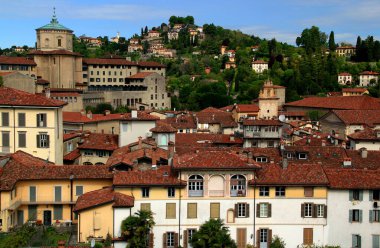 Kuzey İtalya 'da sayısız kilisenin kuleleri ve çan kuleleri ile Bergamo şehrinin bir kısmını gören şehir manzarası