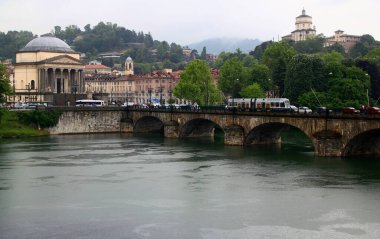 Torino (Torino), İtalya - 17 Mayıs 2019: Gezintili şehir, Ponte Vittorio Emanuele I Po nehri üzerindeki tuğla köprü ve Chiesa Parrocchiale della Gran Madre di Dio kilisesi yağmur altında