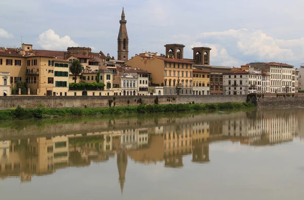 Vista Ciudad Del Terraplén Del Río Arno Con Edificios Reflejados —  Fotos de Stock