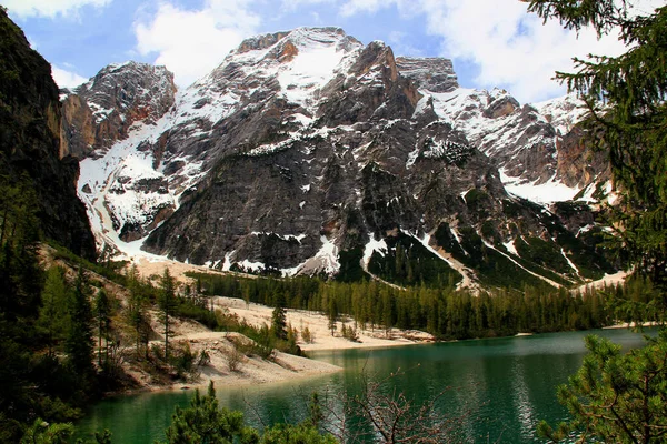 Kuzey Talya Daki Dolomitlerin Arka Planında Lago Braies Gölünün Zümrüt — Stok fotoğraf