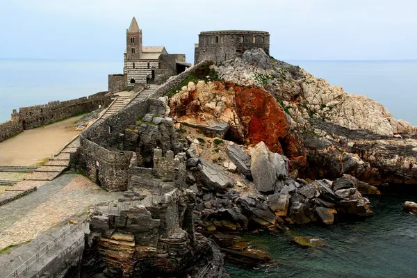 Chiesa di San Pietro Kilisesi 'nin bir taş tepe üzerindeki fotoğrafı ve Portovenere, İtalya' daki Ligurian Denizi.