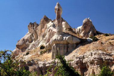 Kapadokya, Türkiye. Goreme ve Uchisar şehirleri arasındaki Güvercin Vadisi 'nde (ayrıca Peri Bacaları olarak da bilinir) mantar şeklinde kayalar bulunan manzara.