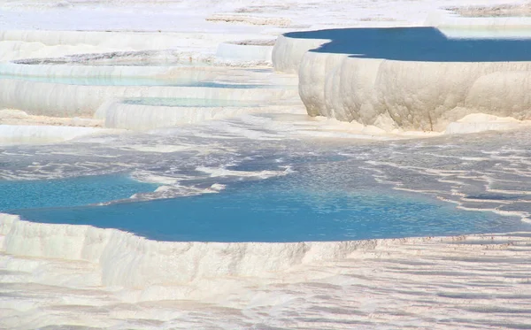 トルコのパムッカレにある青い水で満たされた雪の白いトラバーチンの景色と写真 — ストック写真