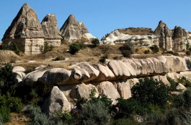 Kapadokya 'nın Goreme ilçesi yakınlarındaki Zemi Vadisi' nde koni şeklinde dağlar (mantar olarak da bilinir)
