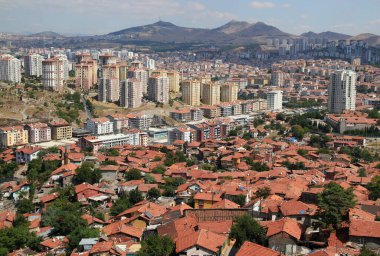 Ankara 'nın (Türkiye) alçak binaları, kırmızı çatıları ve arka planda dağları olan yüksek binaları olan bir kısmının manzarası