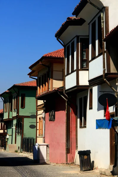 Straatzicht Met Kleurrijke Oude Huizen Tegen Heldere Blauwe Lucht Het — Stockfoto