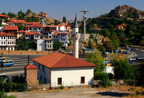 赤い屋根と青いバスとアンカラ トルコの歴史的部分の前景にモスクがある白い家の眺め — ストック写真