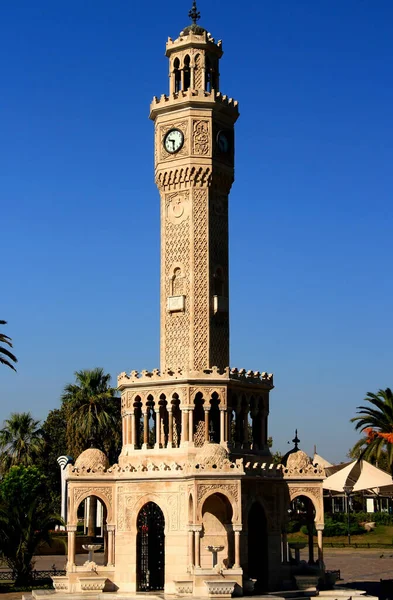Foto Uma Vista Torre Relógio Konak Contra Céu Azul Claro — Fotografia de Stock